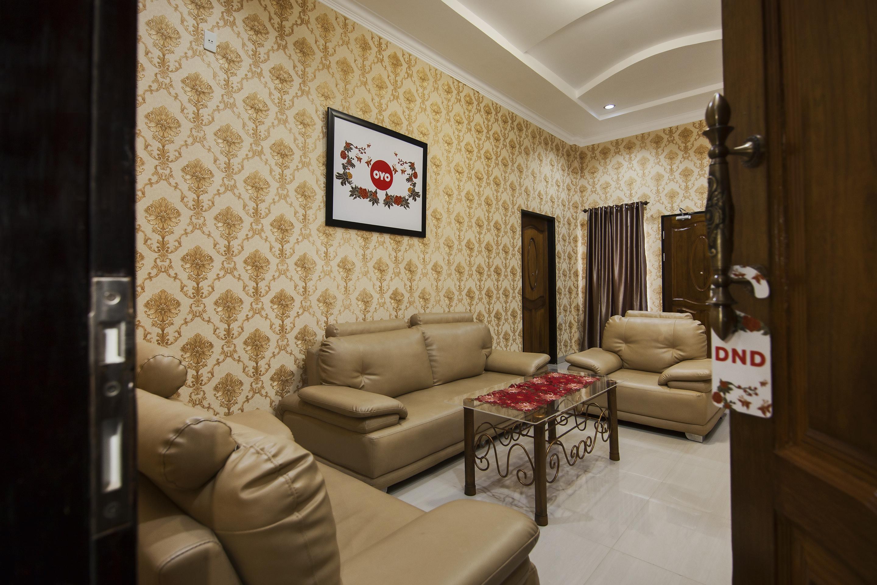 באליג'ה Capital O 540 Esther Hotel מראה חיצוני תמונה
